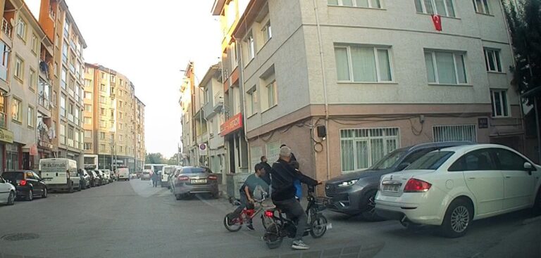 Bisikletli Çocuğun Tehlikeli Anları Kamerada