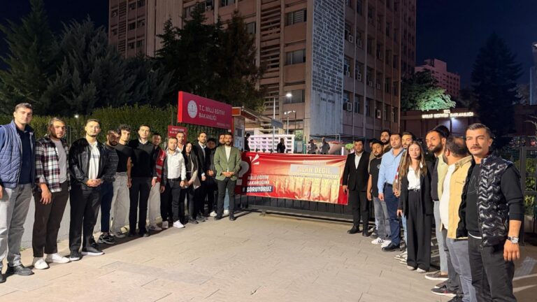 Chp Gençlerinden Meb Önünde Silah Tepkisi Chp Gençlerinden Meb Önünde Silah Tepkisi