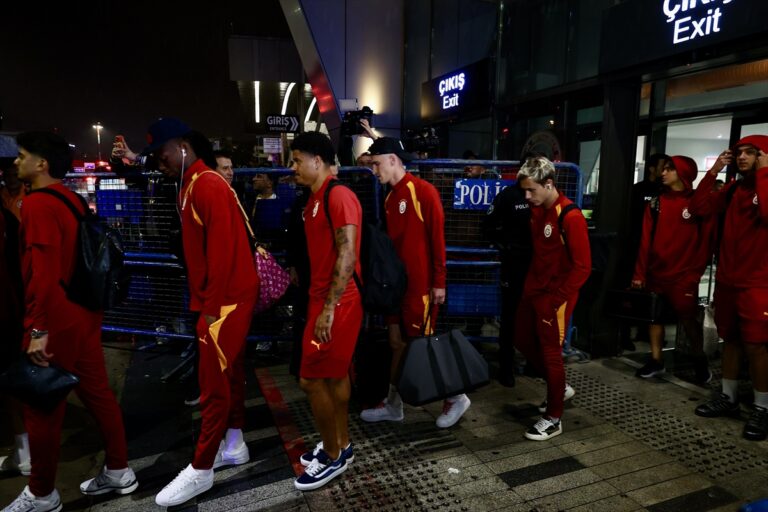 Dev Randevu Öncesi Galatasaray Trabzon’a Çıkarma Yaptı Dev Randevu Öncesi Galatasaray Trabzon'a Çıkarma Yaptı