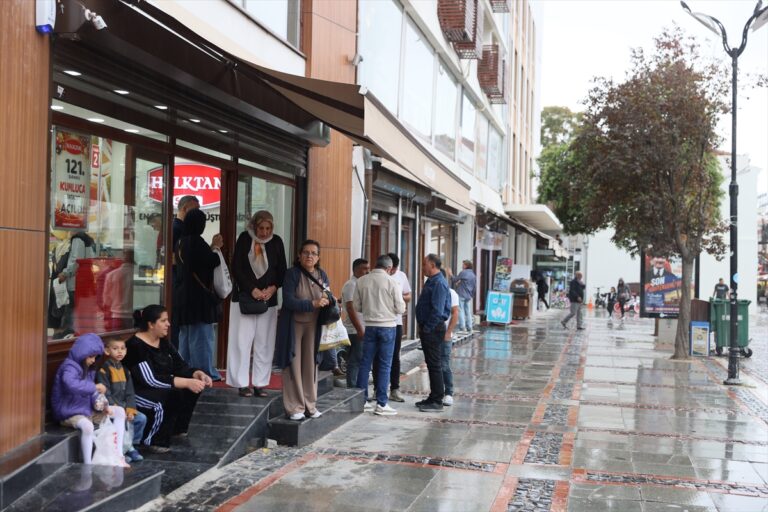 Edirne'de Sağanak Esir Aldı: Vatandaşlar Kaçacak Yer Aradı