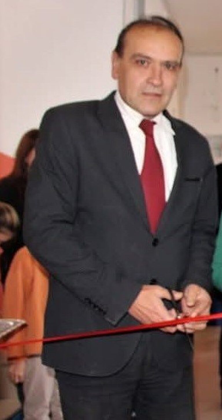 Eğitim Camiasının Acı Kaybı: Okul Müdürü Evinde Ölü Bulundu Eğitim Camiasının Acı Kaybı: Okul Müdürü Evinde Ölü Bulundu