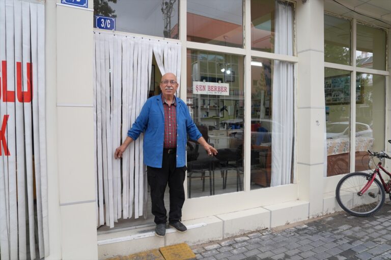 Emekli Oldu Ama Makası Bırakamadı: Çubuk’un 60 Yıllık Çınarı Emekli Oldu Ama Makası Bırakamadı: Çubuk'un 60 Yıllık Çınarı