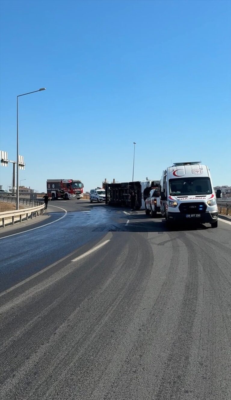 Ergene'de Kontrolden Çıkan Tır Yan Yattı: 1 Yaralı