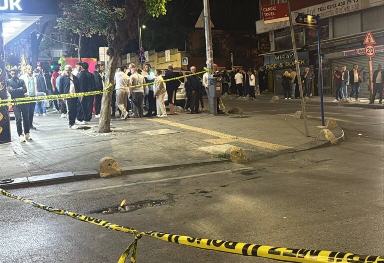 Esenler’de Bıçaklı Dehşet: Polis Ateş Açarak Durdurdu Esenler'de Bıçaklı Dehşet: Polis Ateş Açarak Durdurdu