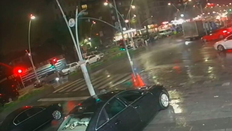 Esenler'de Korkutan Kaza: Motosiklet Kamyonetin Altına Girdi