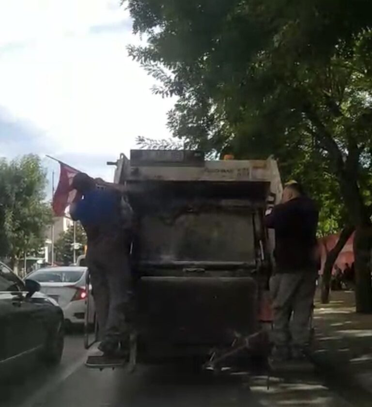 Eskişehir’de Temizlik İşçilerinden Alkışlanan Hareket Eskişehir'de Temizlik İşçilerinden Alkışlanan Hareket
