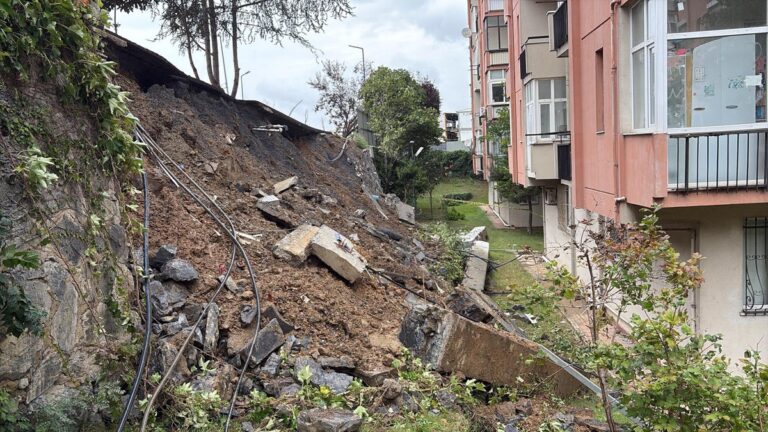 Etiler’de Lisenin İstinat Duvarı Siteye Devrildi