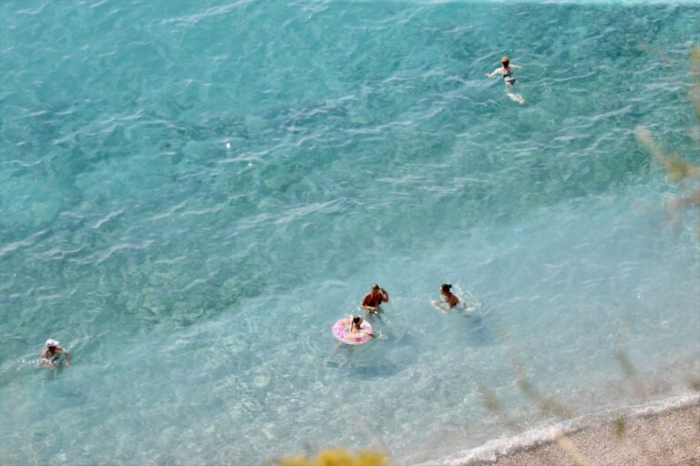 Fethiye’de Şaşırtan Sıcaklık: Deniz Havayı Geçti Fethiye'de Şaşırtan Sıcaklık: Deniz Havayı Geçti