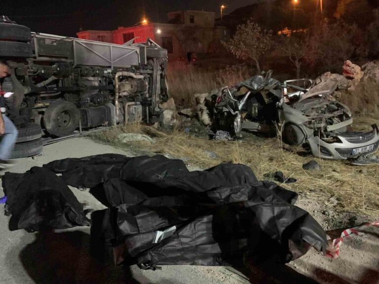 Gaziantep’te Katliam Gibi Kaza: 2’Si Çocuk 7 Ölü Gaziantep’te Katliam Gibi Kaza: 2’Si Çocuk 7 Ölü