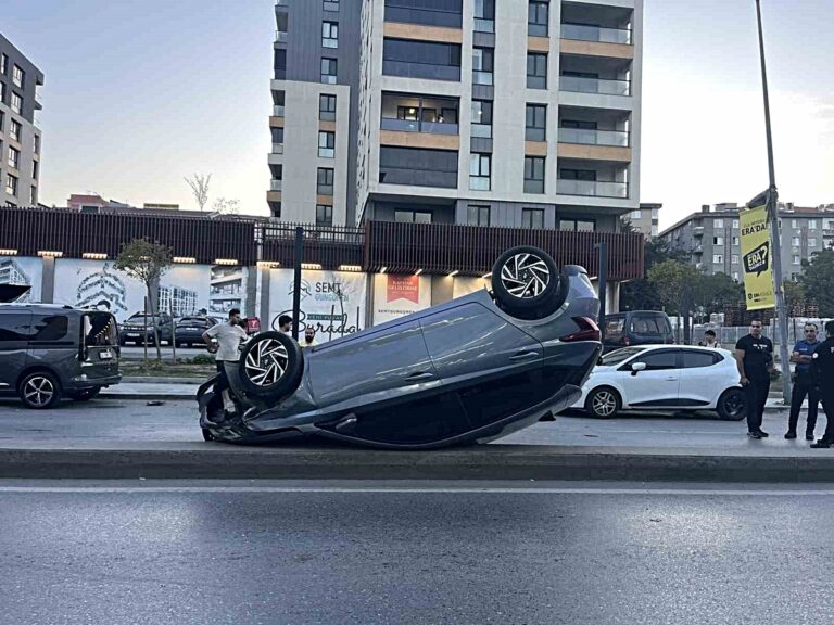 Güngören’de Korkutan Kaza: Otomobil Takla Attı Güngören'de Korkutan Kaza: Otomobil Takla Attı