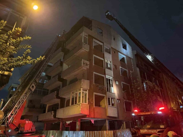 Güngören'de Korkutan Yangın: Boş Bina Alevlere Teslim