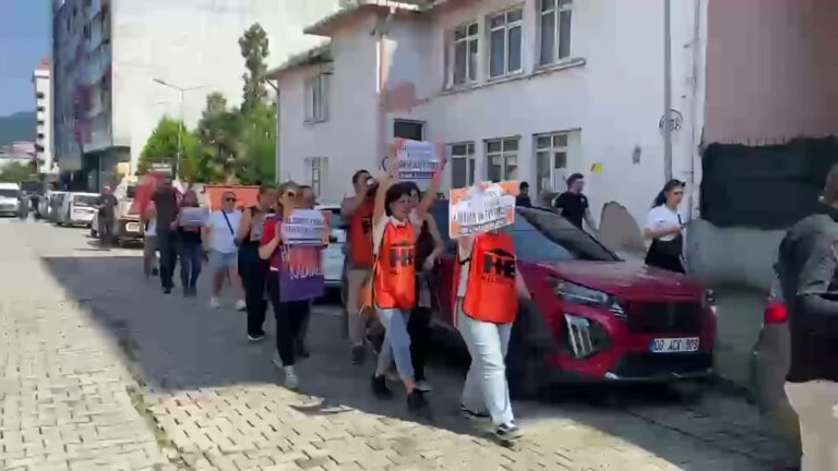 Hopa'da Eğitimde Şiddete Karşı Kitlesel Yürüyüş