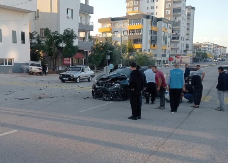 Kadirli'de Korkutan Kaza: İki Otomobil Çarpıştı