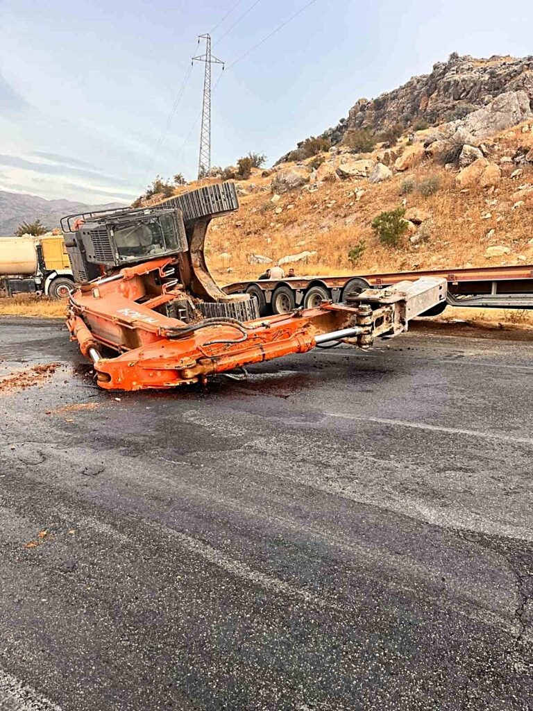Kahta'da Korkutan Kaza: Dev Kepçe Yolu Kapattı