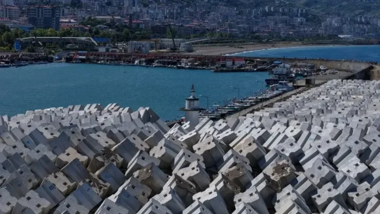 Karadeniz’in Hırçın Dalgalarına 21 Tonluk Kalkan Karadeniz'in Hırçın Dalgalarına 21 Tonluk Kalkan