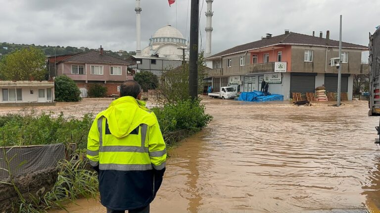 Karasu’da Dere Taştı: Mahalle Sular Altında Kaldı Karasu’da Dere Taştı: Mahalle Sular Altında Kaldı