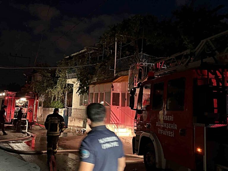 Kayseri’de Mangal Keyfi Kabusa Döndü: 2 Çatı Yandı Kayseri'de Mangal Keyfi Kabusa Döndü: 2 Çatı Yandı