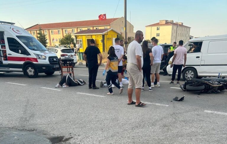 Keşan'da Korkutan Kaza: Motosikletteki 2 Kişi Yaralandı