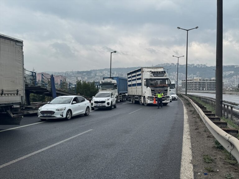 Kocaeli'de Tır Bariyerlere Çarptı: Otoyol Kapandı