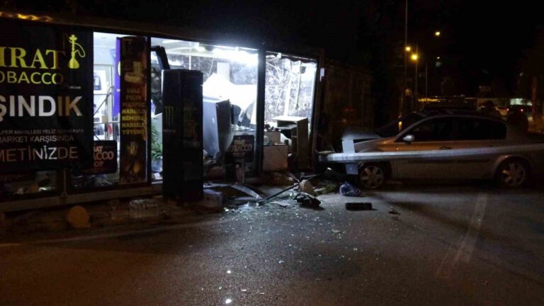 Malatya'da Korkunç Kaza: Otomobil Konteynere Daldı