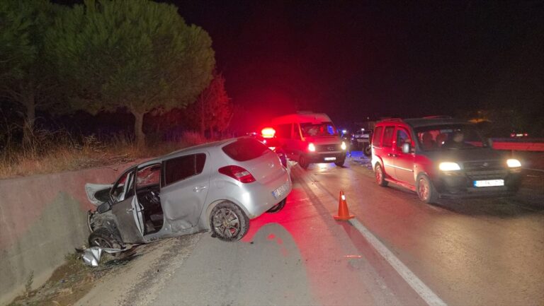 Manavgat'ta Şiddetli Çarpışma: 3 Kişi Yaralandı