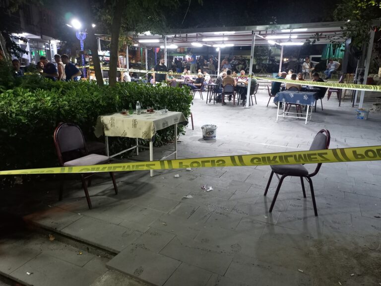 Manisa’da Çay Bahçesinde Dehşet: Seken Kurşunlar Yaraladı Manisa'da Çay Bahçesinde Dehşet: Seken Kurşunlar Yaraladı