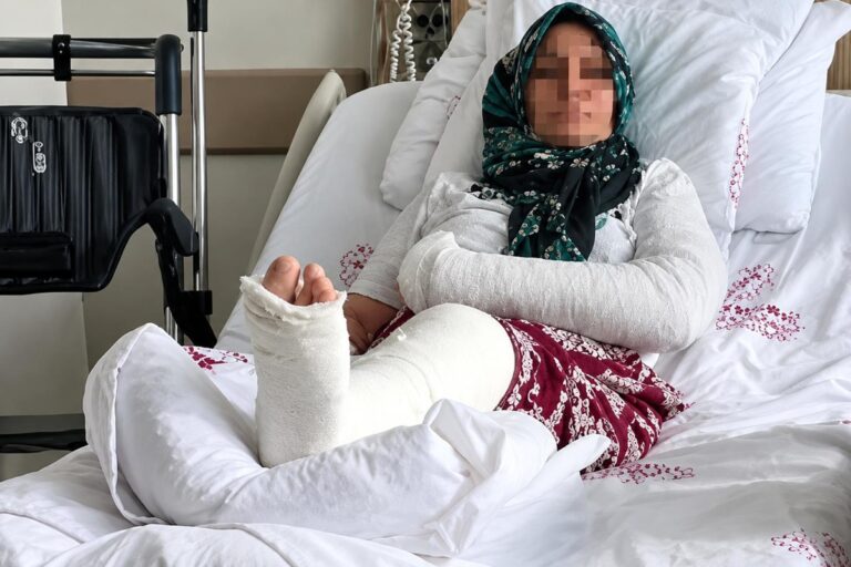 Mersin’de Tatlıcıda Dehşet: 3 Çocuk Annesi Darp Edildi Mersin'de Tatlıcıda Dehşet: 3 Çocuk Annesi Darp Edildi