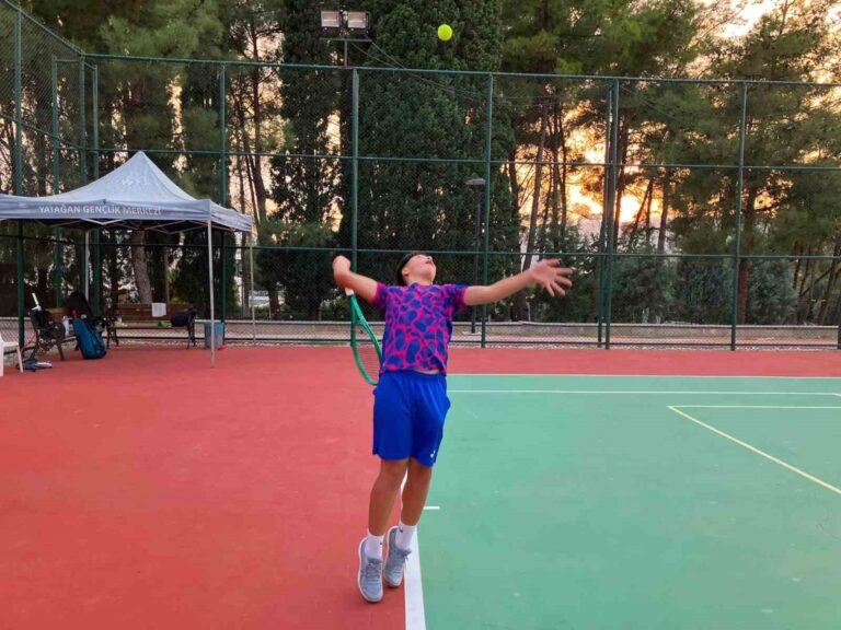 Muğla’da Gençlerin Yeni Gözdesi Ücretsiz Tenis Kursları Muğla'da Gençlerin Yeni Gözdesi Ücretsiz Tenis Kursları