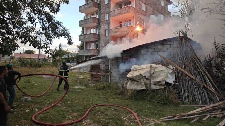 Muş'ta Tandır Ateşi Odunluğu Ve Direği Yaktı