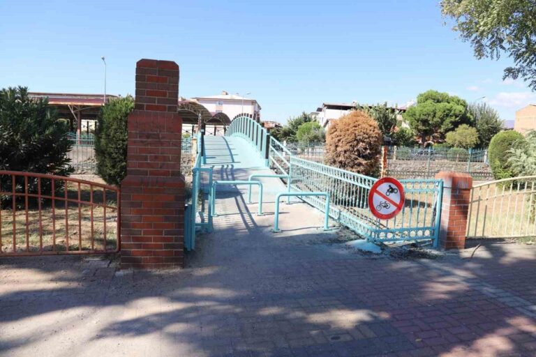 Nazilli'de Demir Köprüye Motosiklet Kilidi