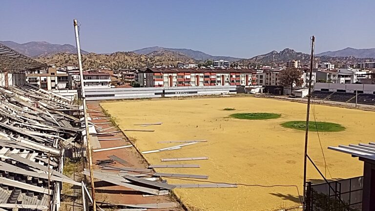 Nazilli’nin 66 Yıllık Efsane Stadında Yıkım Başladı Nazilli'nin 66 Yıllık Efsane Stadında Yıkım Başladı