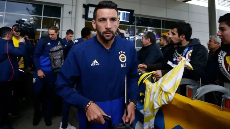Fenerbahçe’nin Eski Yıldızı Isla Futbola Veda Etti Fenerbahçe'nin Eski Yıldızı Isla Futbola Veda Etti