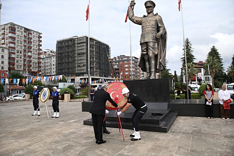Rize’de Tarihi Gün: Atatürk’ün Gelişinin 102. Yılı Rize'de Tarihi Gün: Atatürk'ün Gelişinin 102. Yılı
