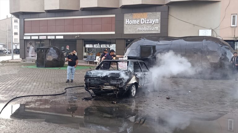 Şarkışla’da Alevlere Teslim Olan Otomobil Küle Döndü Şarkışla'da Alevlere Teslim Olan Otomobil Küle Döndü