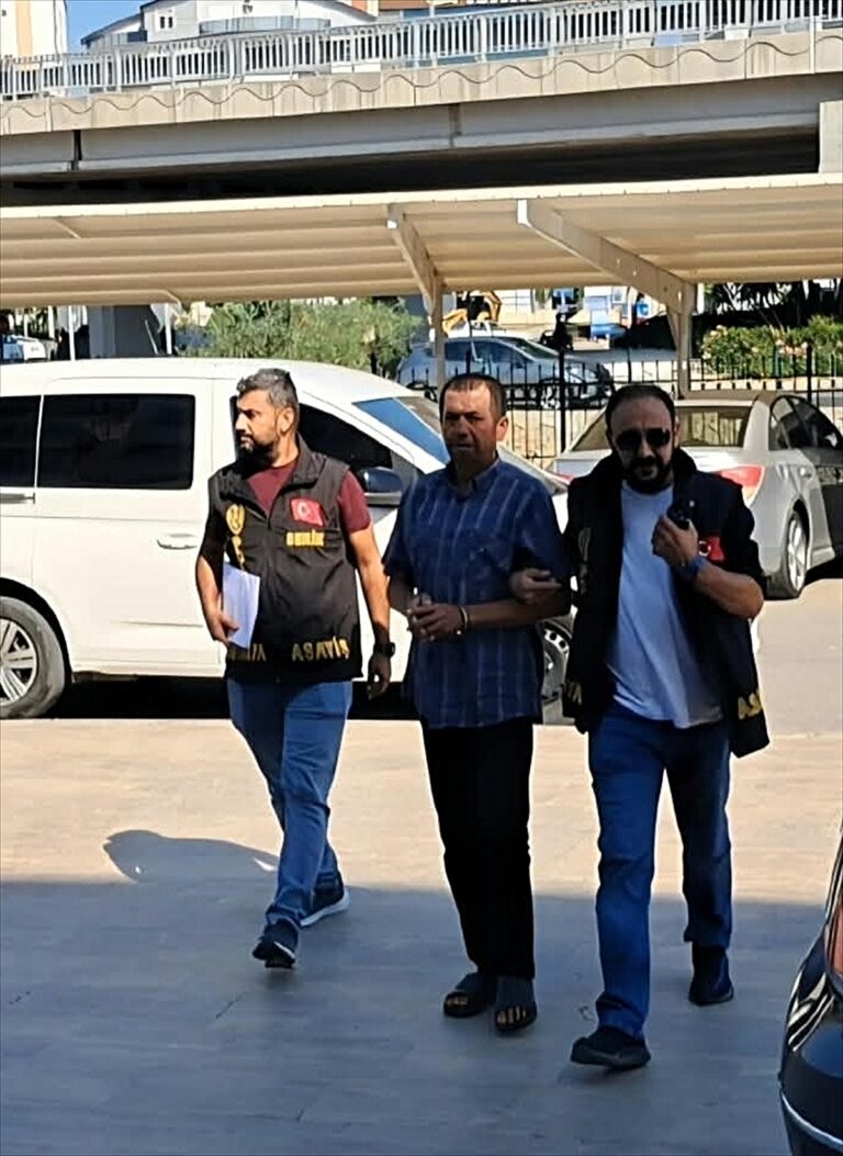 Serik’te Otomobili Ateşe Veren Motosikletli Tutuklandı Serik'te Otomobili Ateşe Veren Motosikletli Tutuklandı