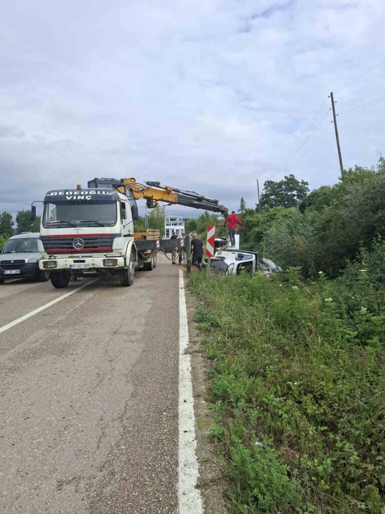 Sinop’ta Korkutan Kaza: Cam Yüklü Araç Yoldan Çıktı Sinop'ta Korkutan Kaza: Cam Yüklü Araç Yoldan Çıktı