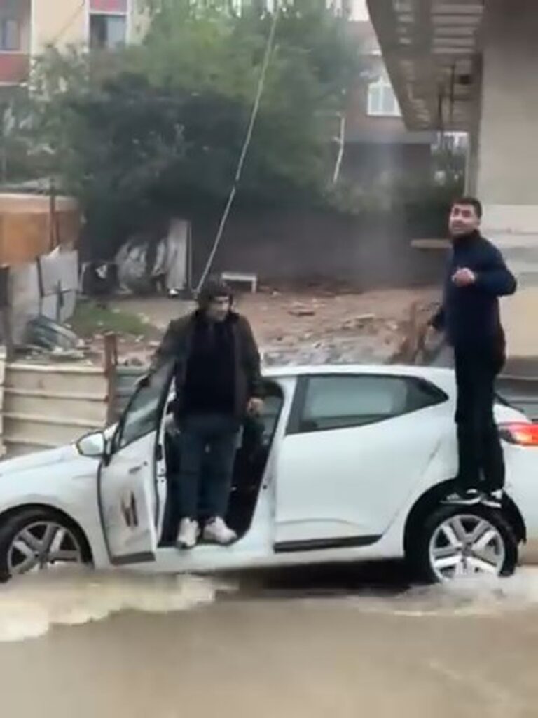 Sultanbeyli'de Korku Dolu Anlar: Araç Çukura Saplandı