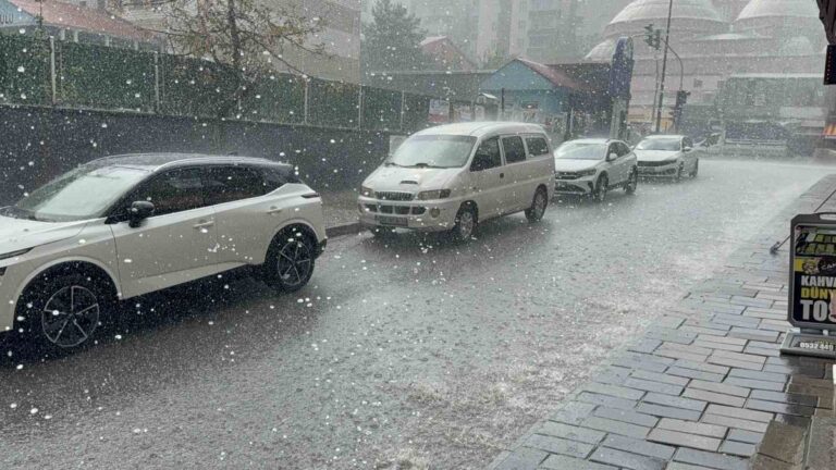 Tatvan’da Ceviz Büyüklüğünde Dolu Kabusu Tatvan'da Ceviz Büyüklüğünde Dolu Kabusu