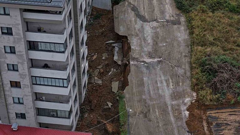 Trabzon’da Sağanak Dehşeti: İstinat Duvarı Çöktü Trabzon'da Sağanak Dehşeti: İstinat Duvarı Çöktü