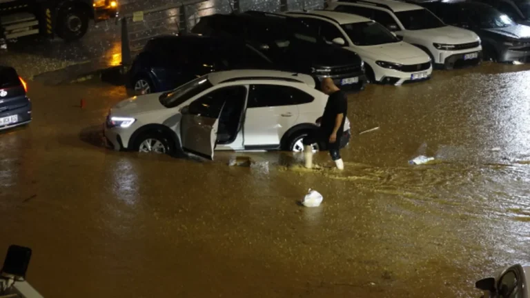 Trabzon’da Sağanak Kabusu: Yollar Göle Döndü Trabzon'da Sağanak Kabusu: Yollar Göle Döndü