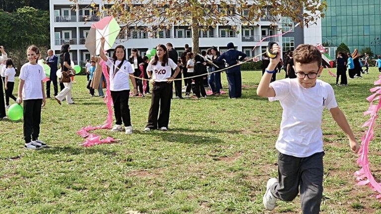 Trabzonlu Öğrenciler Gazze İçin Gökyüzünü Renklendirdi Trabzonlu Öğrenciler Gazze İçin Gökyüzünü Renklendirdi