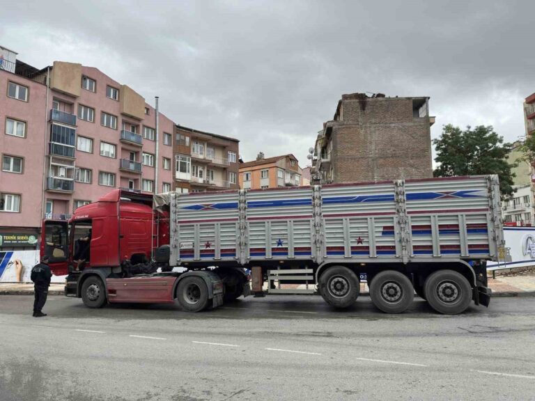 Uşak'ta Yola Çıkan Tır Yaşlı Adamın Sonu Oldu