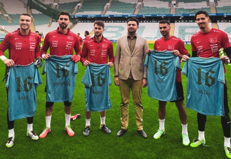 Vakıfköy’ün Milli Yıldızlarına Fetih Forması Sürprizi Vakıfköy'ün Milli Yıldızlarına Fetih Forması Sürprizi