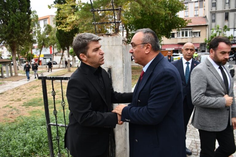 Vali Önder Bakan’ın Kayınpederi Son Yolculuğuna Uğurlandı Vali Önder Bakan'ın Kayınpederi Son Yolculuğuna Uğurlandı