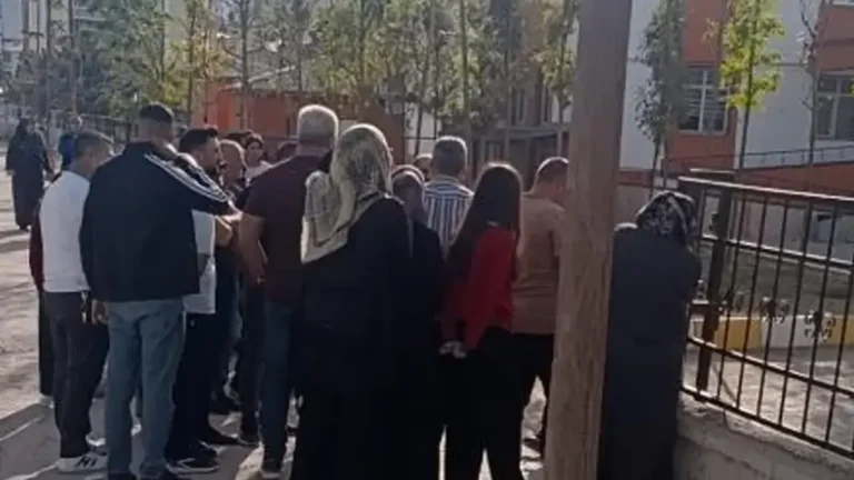 Van’da Okulda Silah Paniği: Öğrenci Durduruldu Van'da Okulda Silah Paniği: Öğrenci Durduruldu