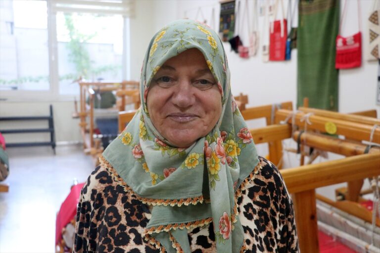 74 Yaşındaki Kadın Alzheimer'a Karşı Dokuma Tezgahında Şifa Buluyor