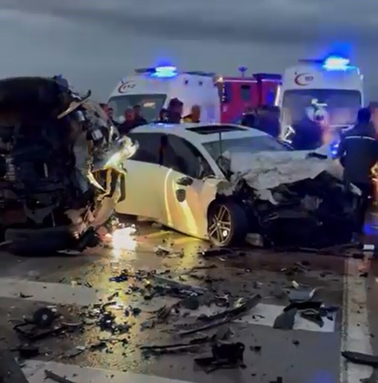 Aksaray'da Feci Çarpışma: İki Sürücü De Ağır Yaralı