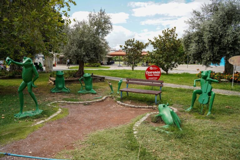 Antalya’nın Sevilen Kurbağa Heykellerine Çirkin Saldırı Antalya'nın Sevilen Kurbağa Heykellerine Çirkin Saldırı