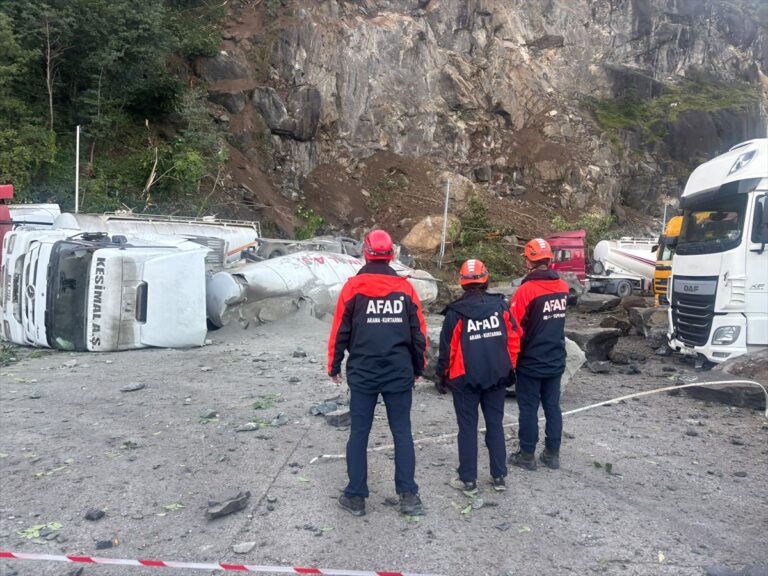 Artvin'de Dev Kayalar Tır Parkına Düştü: 1 Ölü