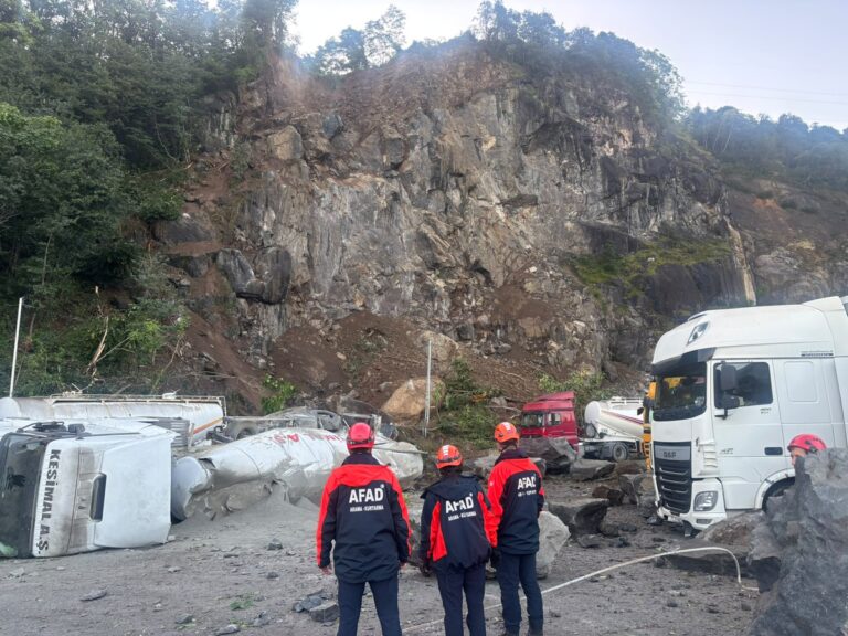 Artvin'de Tır Parkına Kaya Yağdı: Bir Kişi Can Verdi